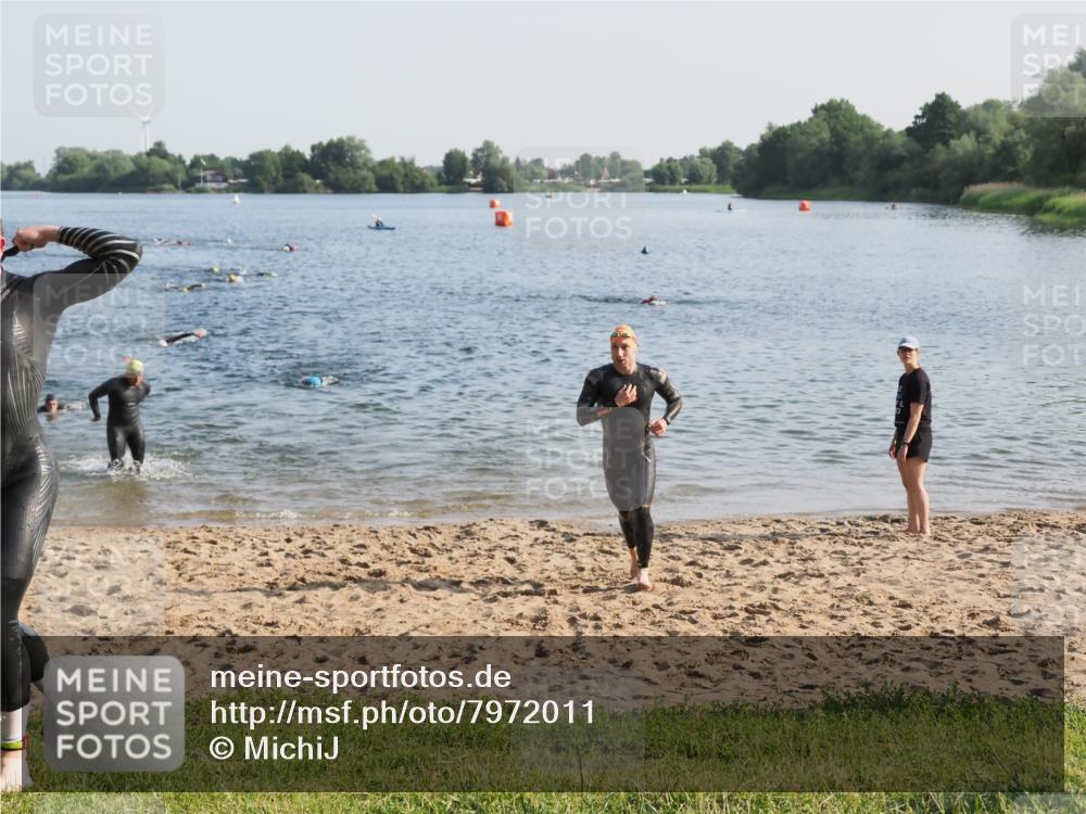 21.06.2025 - 27. Vierlanden-Triathlon MichiJ http://msf.ph/oto/7972011 15.06.2026 08:32:45 Schwimmen 25, 26, 38, 41, 60, 87 meine-sportfotos.de