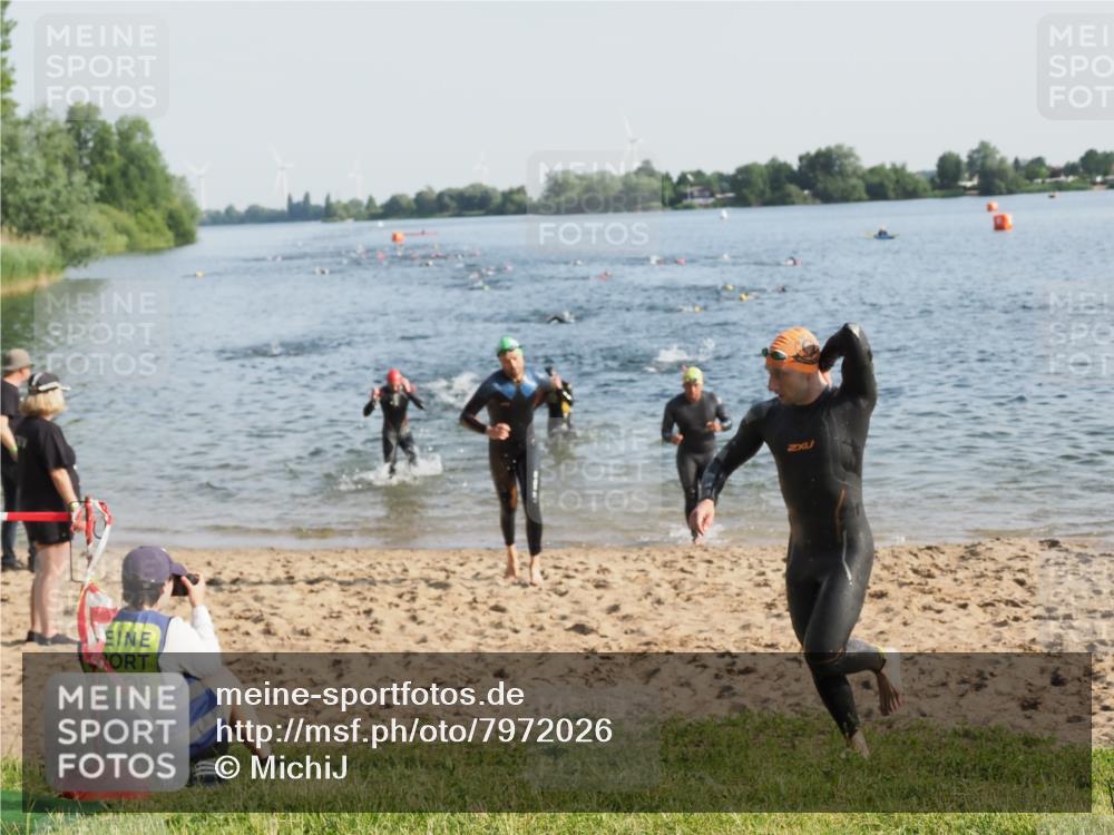 21.06.2025 - 27. Vierlanden-Triathlon MichiJ http://msf.ph/oto/7972026 15.06.2026 08:32:47 Schwimmen 8, 25, 38, 41, 60, 87 meine-sportfotos.de