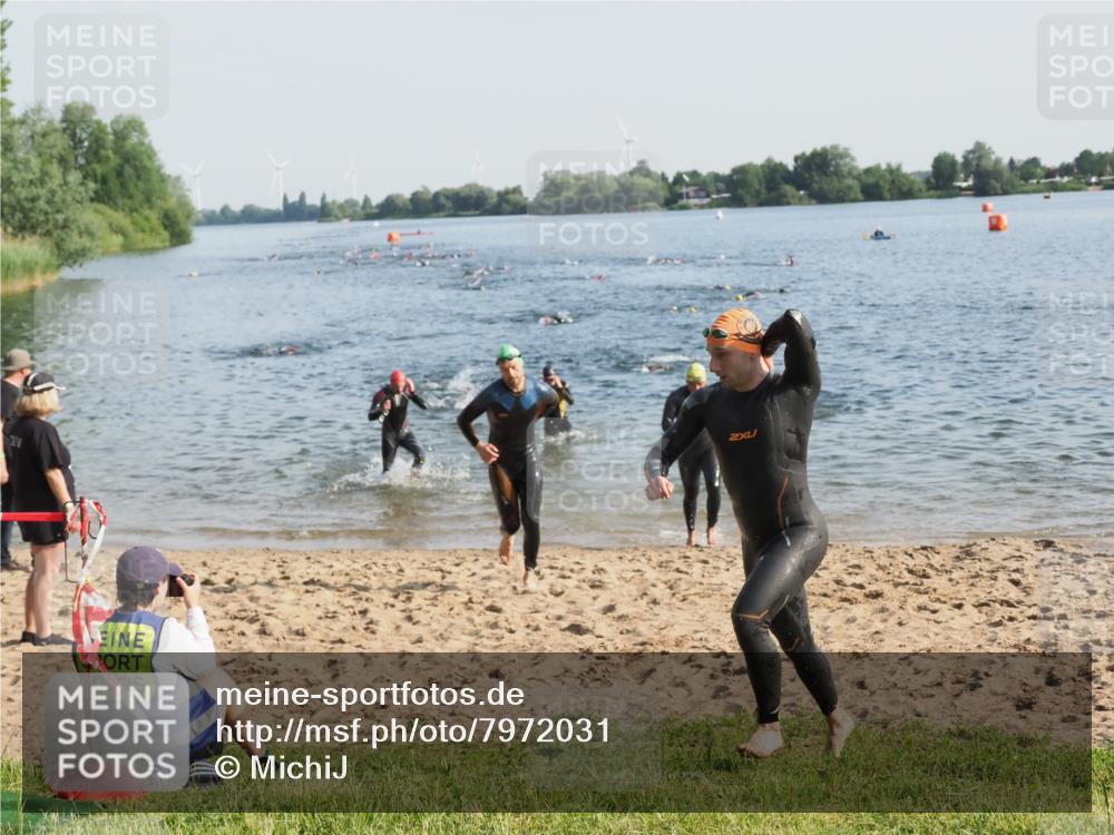 21.06.2025 - 27. Vierlanden-Triathlon MichiJ http://msf.ph/oto/7972031 15.06.2026 08:32:47 Schwimmen 8, 25, 38, 41, 60, 87 meine-sportfotos.de