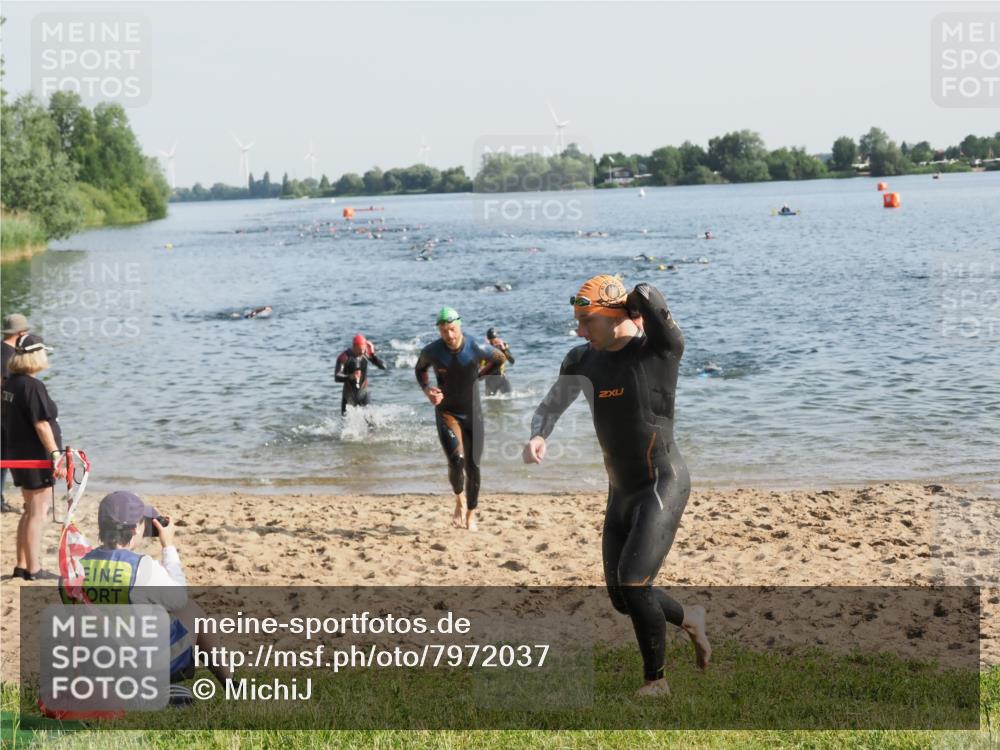 21.06.2025 - 27. Vierlanden-Triathlon MichiJ http://msf.ph/oto/7972037 15.06.2026 08:32:47 Schwimmen 8, 25, 38, 41, 60, 87 meine-sportfotos.de