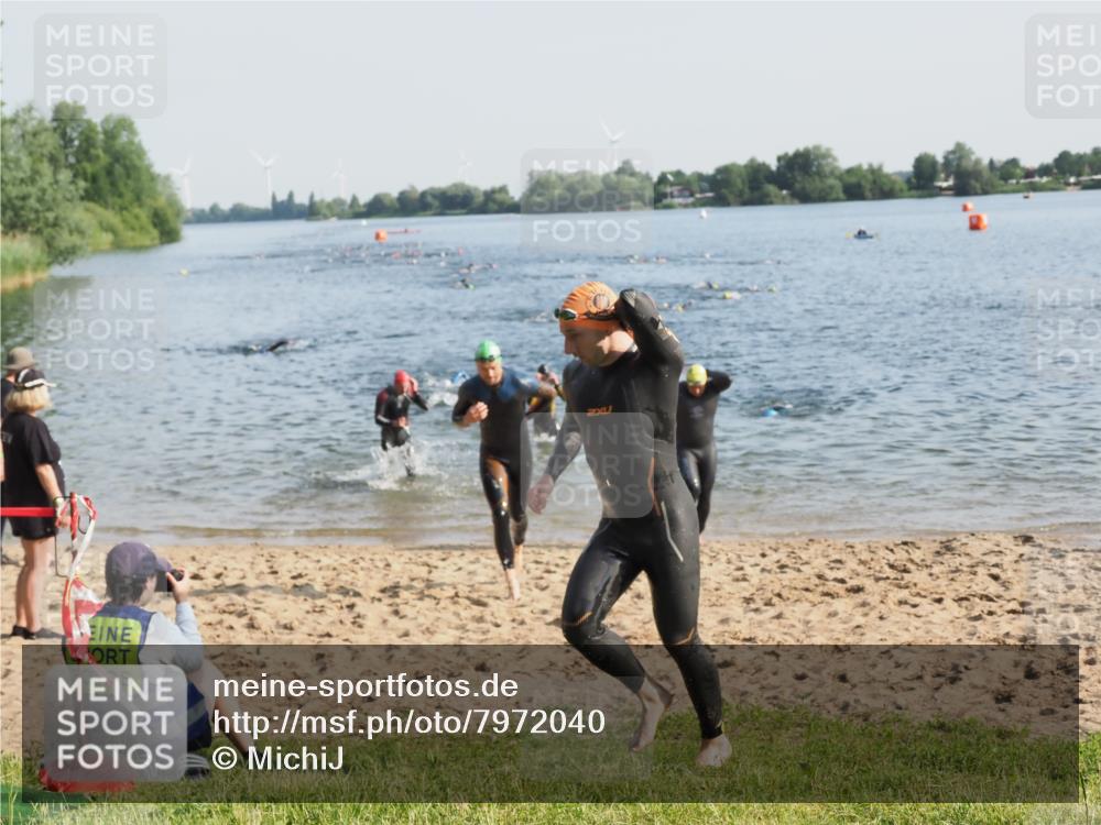 21.06.2025 - 27. Vierlanden-Triathlon MichiJ http://msf.ph/oto/7972040 15.06.2026 08:32:47 Schwimmen 8, 25, 38, 41, 60, 87 meine-sportfotos.de