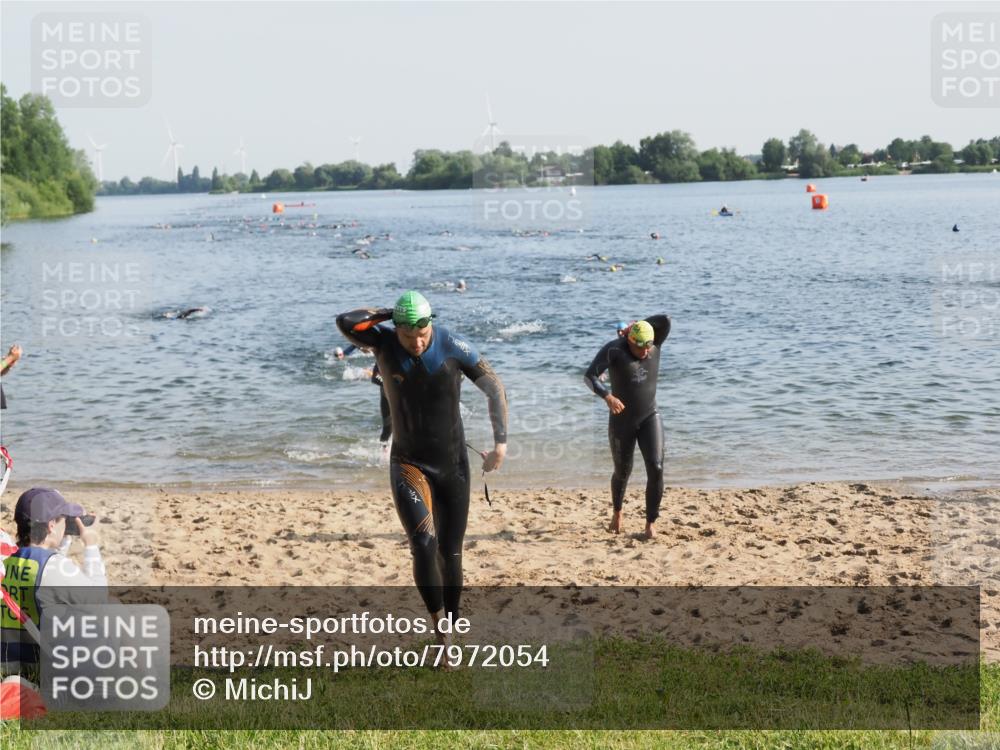 21.06.2025 - 27. Vierlanden-Triathlon MichiJ http://msf.ph/oto/7972054 15.06.2026 08:32:49 Schwimmen 8, 25, 38, 41, 60, 87 meine-sportfotos.de
