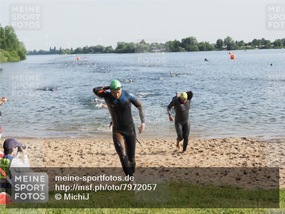 21.06.2025 - 27. Vierlanden-Triathlon MichiJ http://msf.ph/oto/7972057 15.06.2026 08:32:49 Schwimmen 8, 25, 38, 41, 60, 87 meine-sportfotos.de