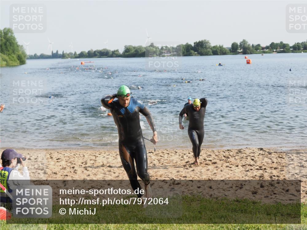 21.06.2025 - 27. Vierlanden-Triathlon MichiJ http://msf.ph/oto/7972064 15.06.2026 08:32:49 Schwimmen 8, 25, 38, 41, 60, 87 meine-sportfotos.de