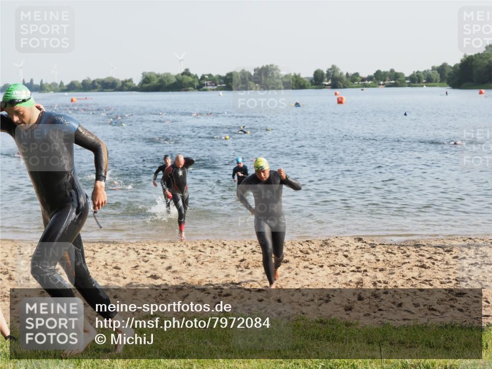 21.06.2025 - 27. Vierlanden-Triathlon MichiJ http://msf.ph/oto/7972084 15.06.2026 08:32:50 Schwimmen 8, 25, 38, 41, 60, 87 meine-sportfotos.de