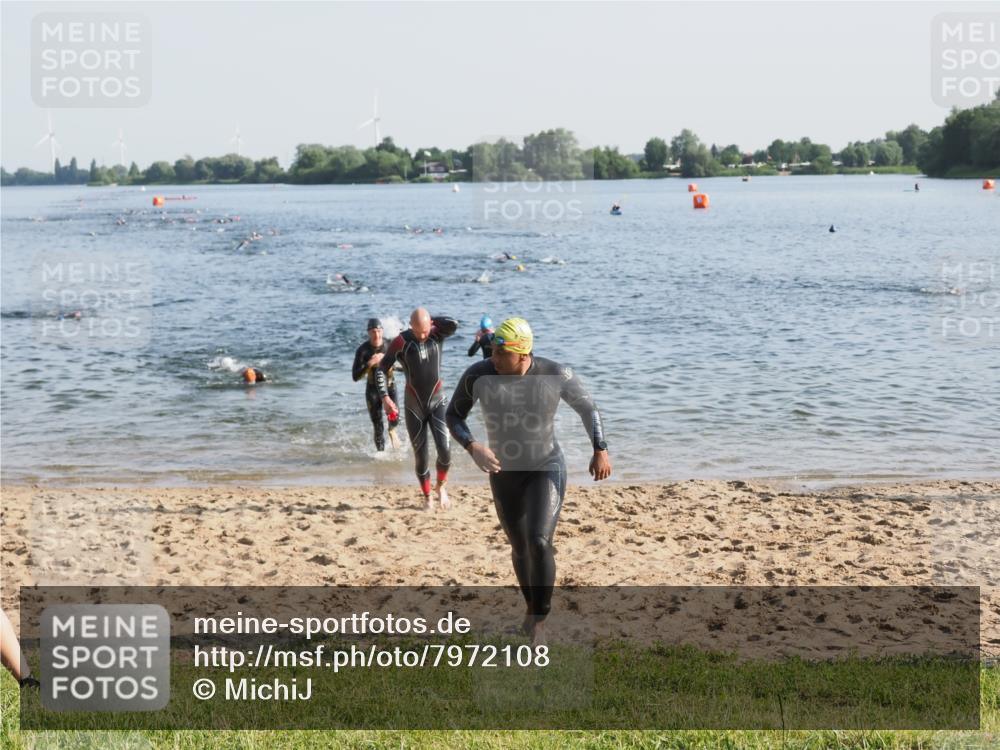 21.06.2025 - 27. Vierlanden-Triathlon MichiJ http://msf.ph/oto/7972108 15.06.2026 08:32:51 Schwimmen 8, 25, 38, 41, 60, 87 meine-sportfotos.de