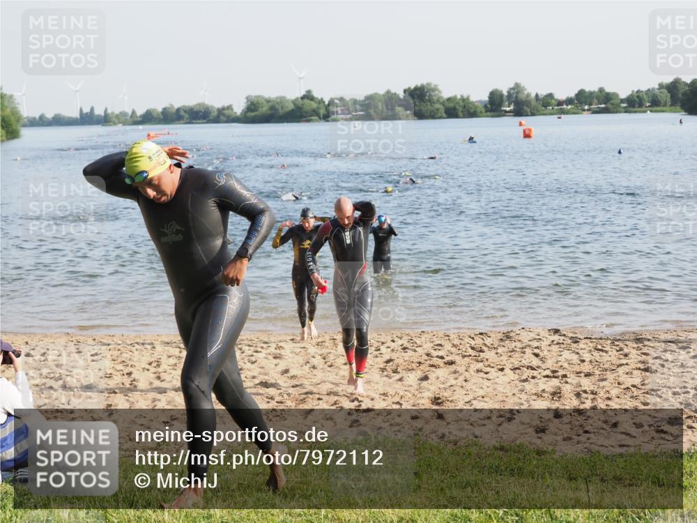 21.06.2025 - 27. Vierlanden-Triathlon MichiJ http://msf.ph/oto/7972112 15.06.2026 08:32:52 Schwimmen 8, 25, 41, 60, 87 meine-sportfotos.de