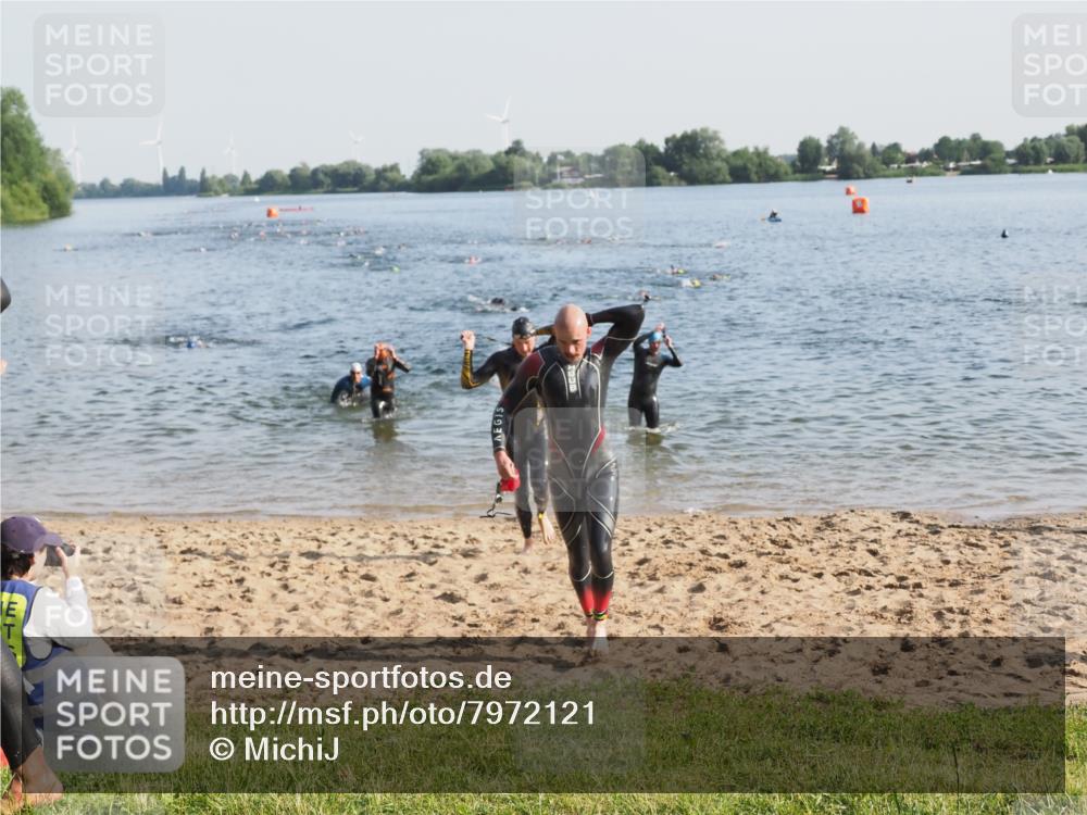 21.06.2025 - 27. Vierlanden-Triathlon MichiJ http://msf.ph/oto/7972121 15.06.2026 08:32:53 Schwimmen 8, 25, 41, 60, 87 meine-sportfotos.de
