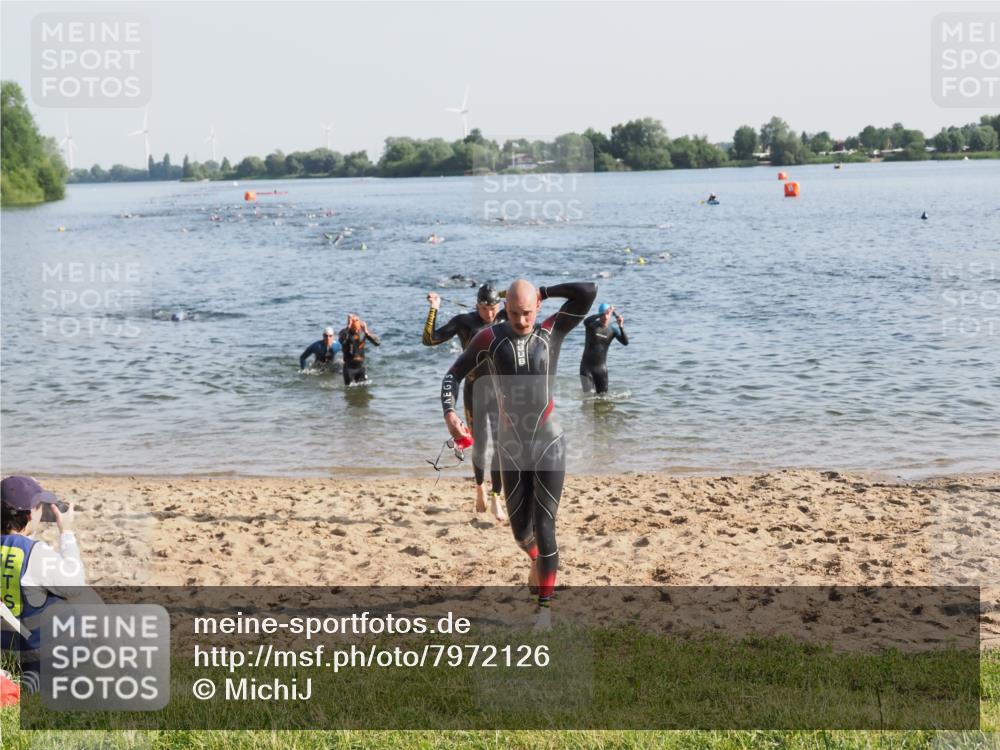 21.06.2025 - 27. Vierlanden-Triathlon MichiJ http://msf.ph/oto/7972126 15.06.2026 08:32:53 Schwimmen 8, 25, 41, 60, 87 meine-sportfotos.de