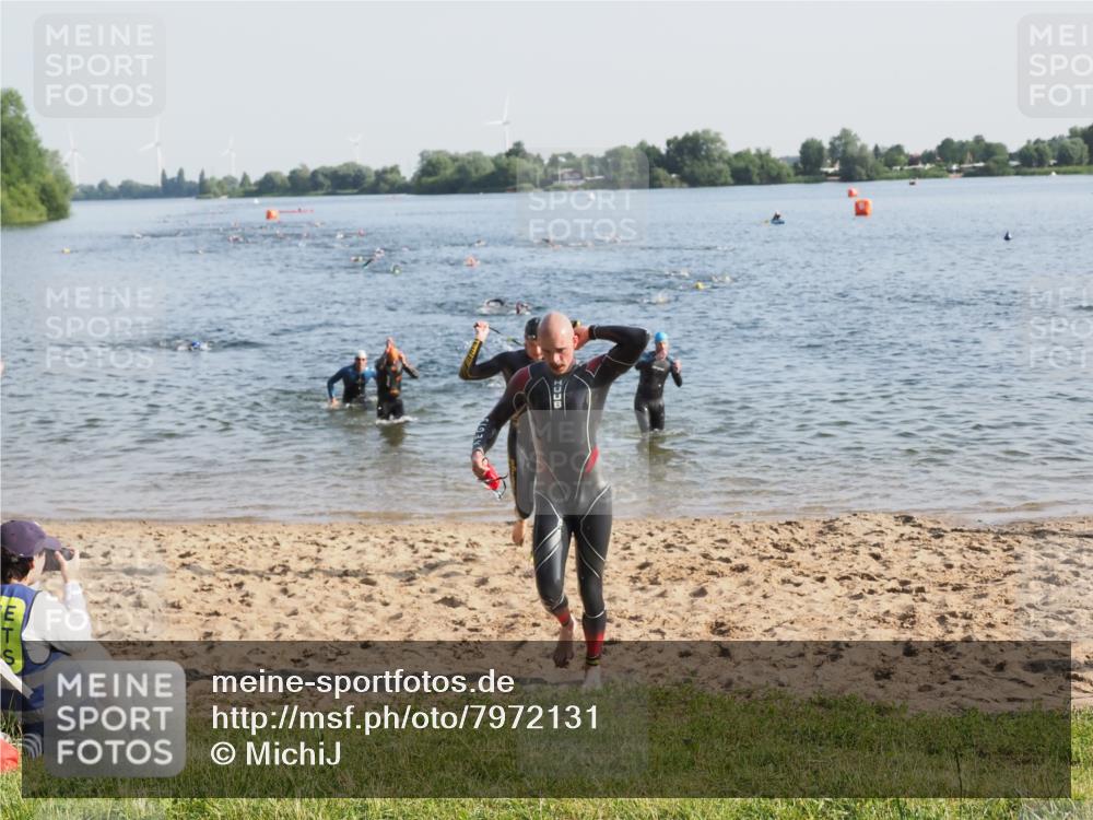 21.06.2025 - 27. Vierlanden-Triathlon MichiJ http://msf.ph/oto/7972131 15.06.2026 08:32:53 Schwimmen 8, 25, 41, 60, 87 meine-sportfotos.de