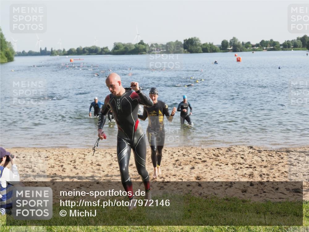 21.06.2025 - 27. Vierlanden-Triathlon MichiJ http://msf.ph/oto/7972146 15.06.2026 08:32:54 Schwimmen 8, 41, 60, 87, 234 meine-sportfotos.de