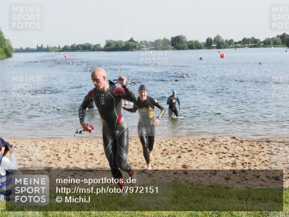 21.06.2025 - 27. Vierlanden-Triathlon MichiJ http://msf.ph/oto/7972151 15.06.2026 08:32:54 Schwimmen 8, 41, 60, 87, 234 meine-sportfotos.de