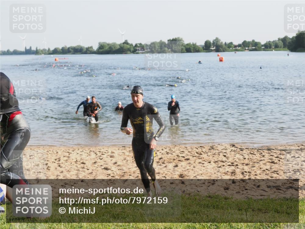 21.06.2025 - 27. Vierlanden-Triathlon MichiJ http://msf.ph/oto/7972159 15.06.2026 08:32:55 Schwimmen 8, 41, 60, 87, 185, 234 meine-sportfotos.de