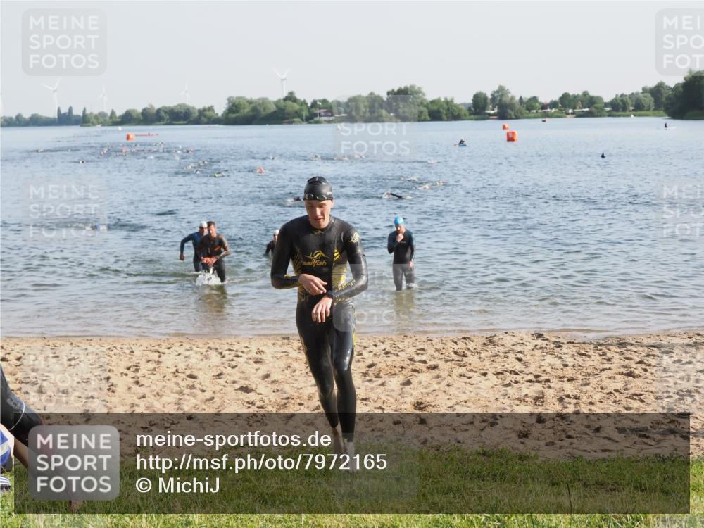 21.06.2025 - 27. Vierlanden-Triathlon MichiJ http://msf.ph/oto/7972165 15.06.2026 08:32:55 Schwimmen 8, 41, 60, 87, 185, 234 meine-sportfotos.de