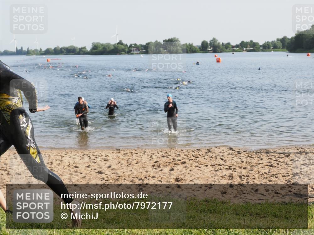 21.06.2025 - 27. Vierlanden-Triathlon MichiJ http://msf.ph/oto/7972177 15.06.2026 08:32:56 Schwimmen 8, 41, 60, 87, 185, 234 meine-sportfotos.de