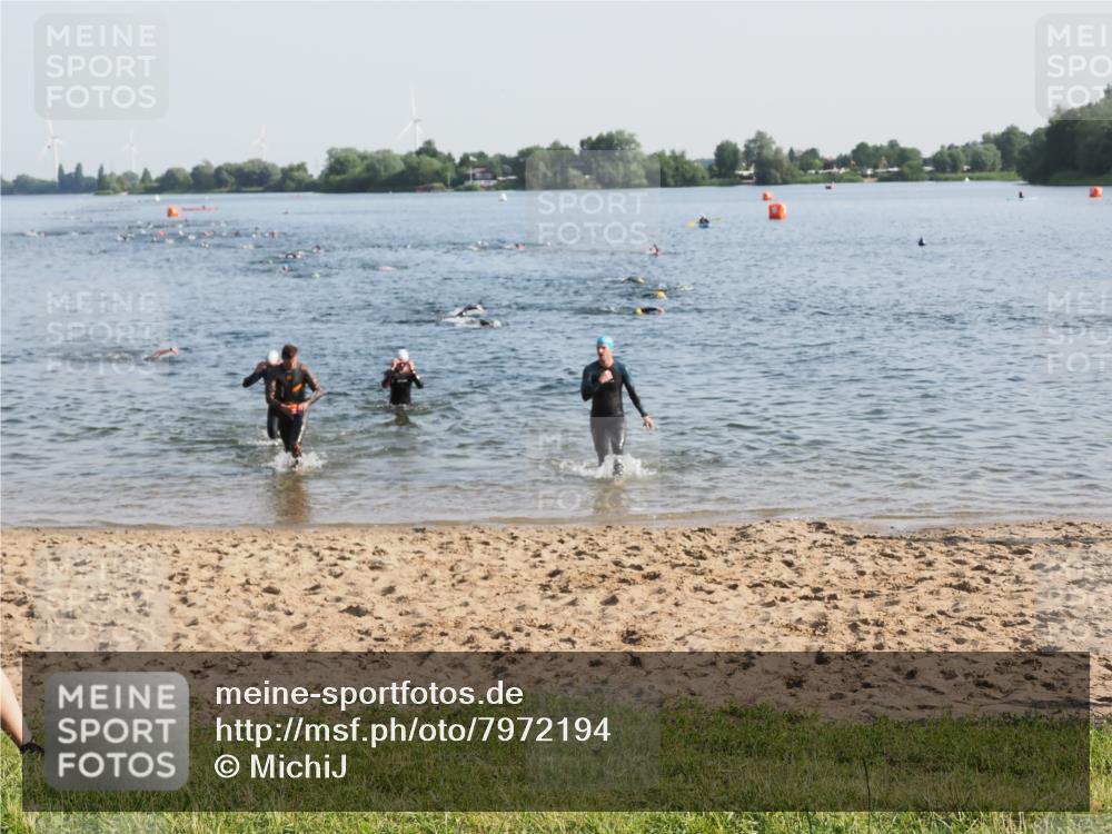 21.06.2025 - 27. Vierlanden-Triathlon MichiJ http://msf.ph/oto/7972194 15.06.2026 08:32:57 Schwimmen 8, 41, 60, 185, 234 meine-sportfotos.de