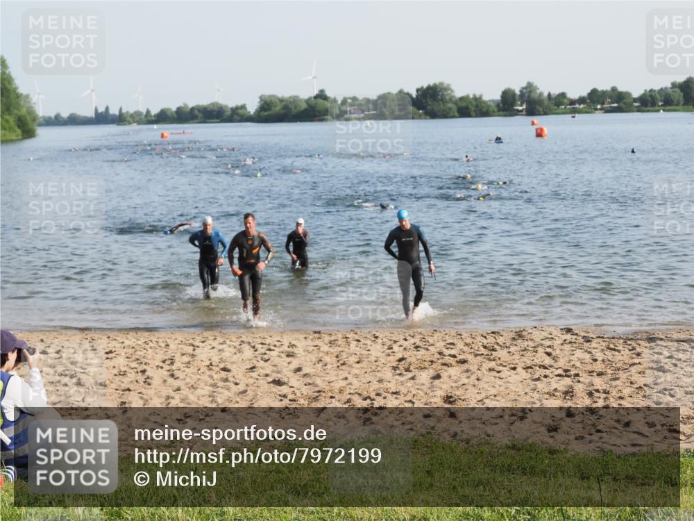 21.06.2025 - 27. Vierlanden-Triathlon MichiJ http://msf.ph/oto/7972199 15.06.2026 08:32:59 Schwimmen 8, 15, 36, 41, 60, 185, 234 meine-sportfotos.de