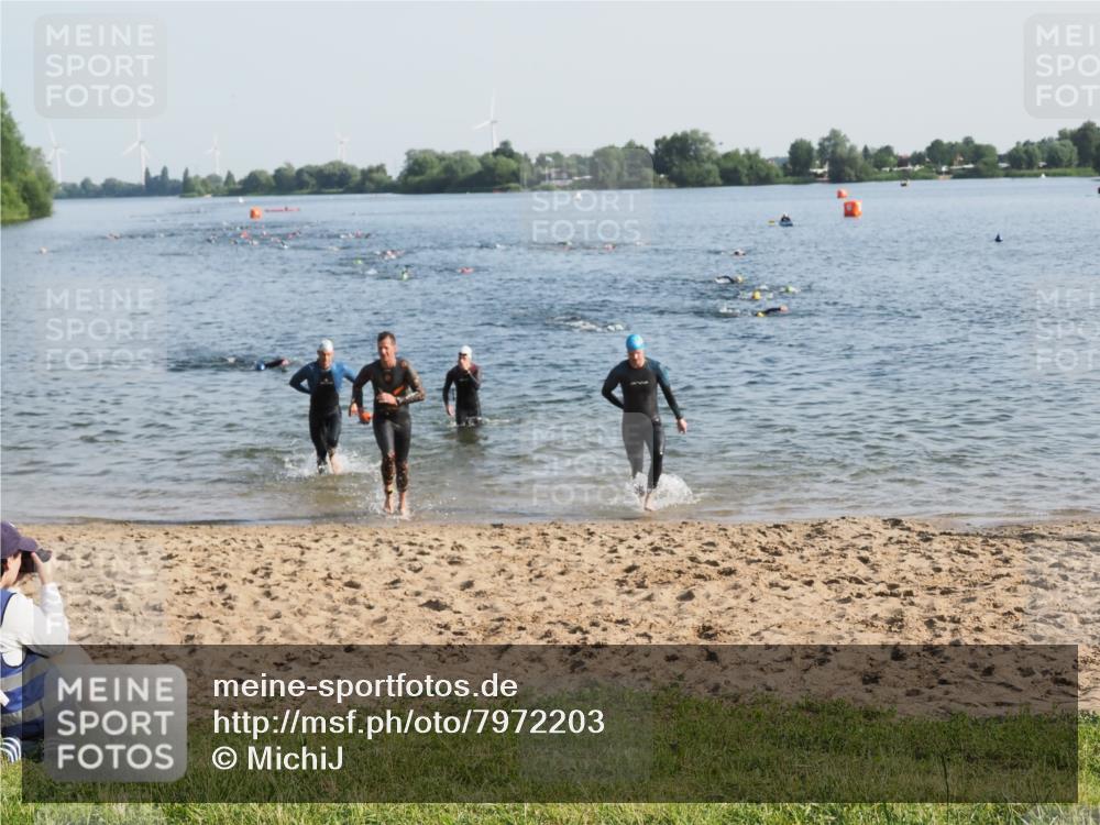 21.06.2025 - 27. Vierlanden-Triathlon MichiJ http://msf.ph/oto/7972203 15.06.2026 08:32:59 Schwimmen 8, 15, 36, 41, 60, 185, 234 meine-sportfotos.de
