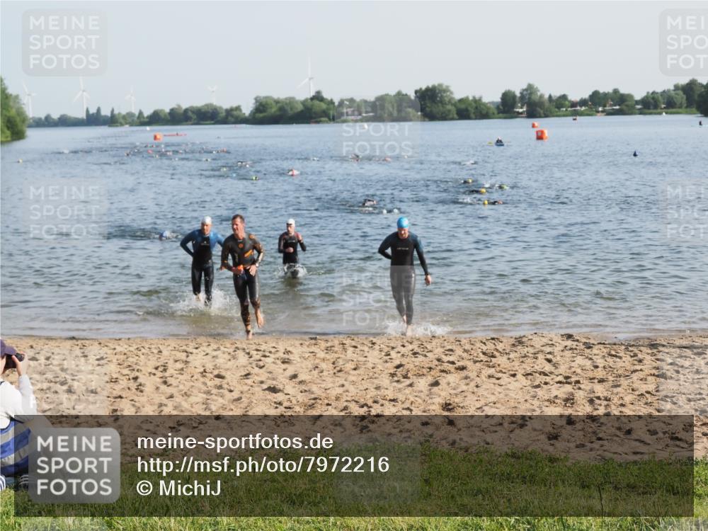 21.06.2025 - 27. Vierlanden-Triathlon MichiJ http://msf.ph/oto/7972216 15.06.2026 08:32:59 Schwimmen 8, 15, 36, 41, 60, 185, 234 meine-sportfotos.de