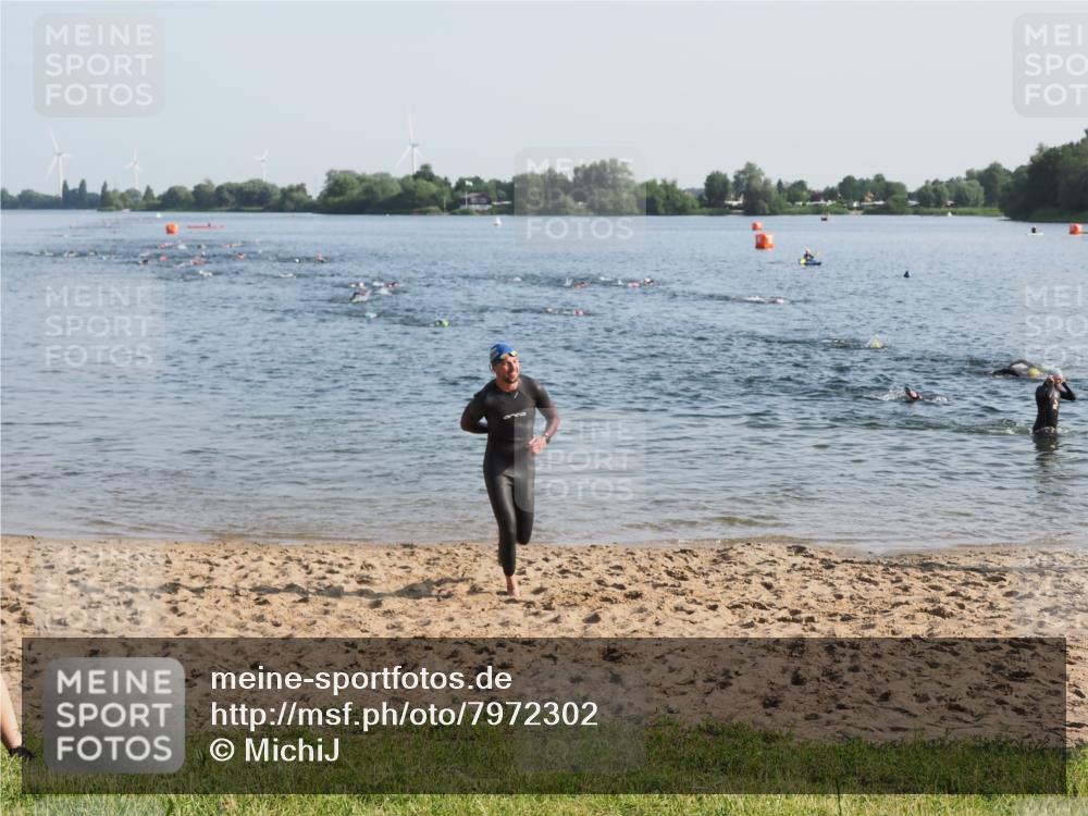 21.06.2025 - 27. Vierlanden-Triathlon MichiJ http://msf.ph/oto/7972302 15.06.2026 08:33:15 Schwimmen 15, 61 meine-sportfotos.de