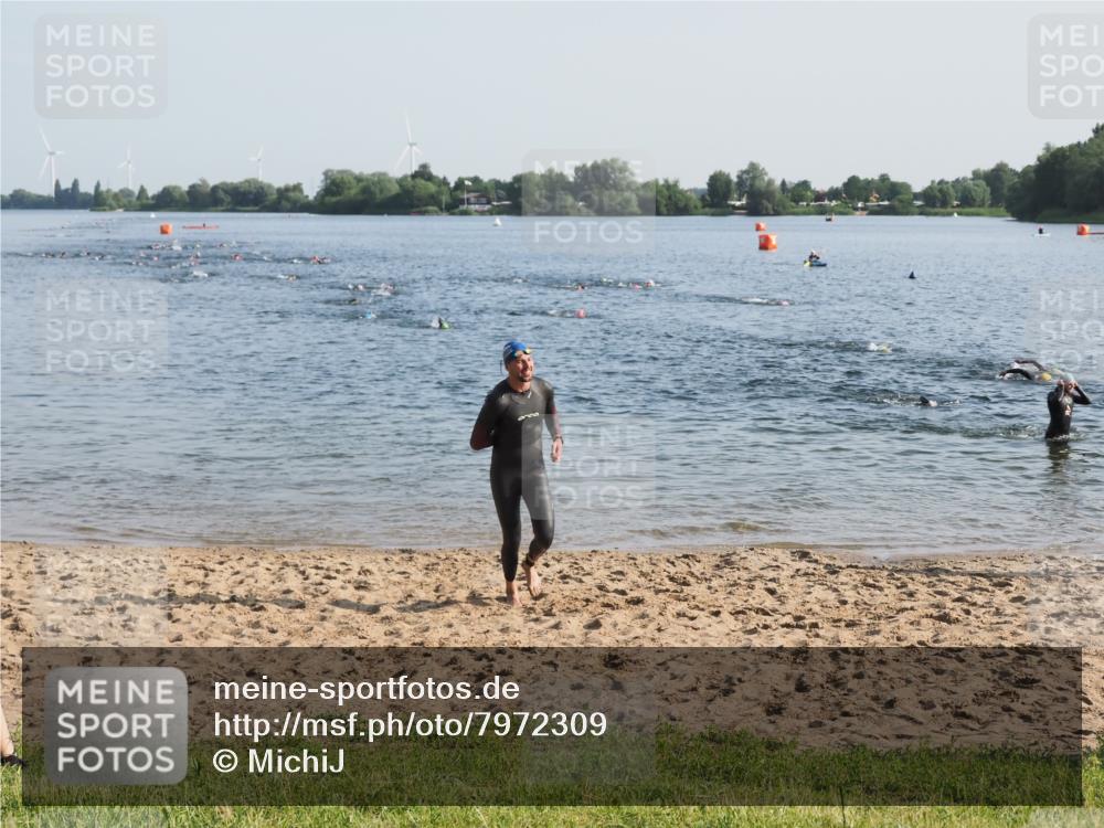 21.06.2025 - 27. Vierlanden-Triathlon MichiJ http://msf.ph/oto/7972309 15.06.2026 08:33:15 Schwimmen 15, 61 meine-sportfotos.de