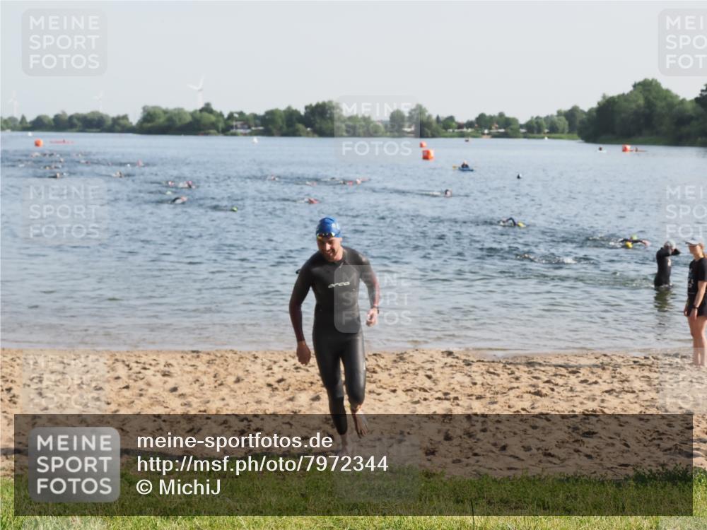 21.06.2025 - 27. Vierlanden-Triathlon MichiJ http://msf.ph/oto/7972344 15.06.2026 08:33:17 Schwimmen 61 meine-sportfotos.de
