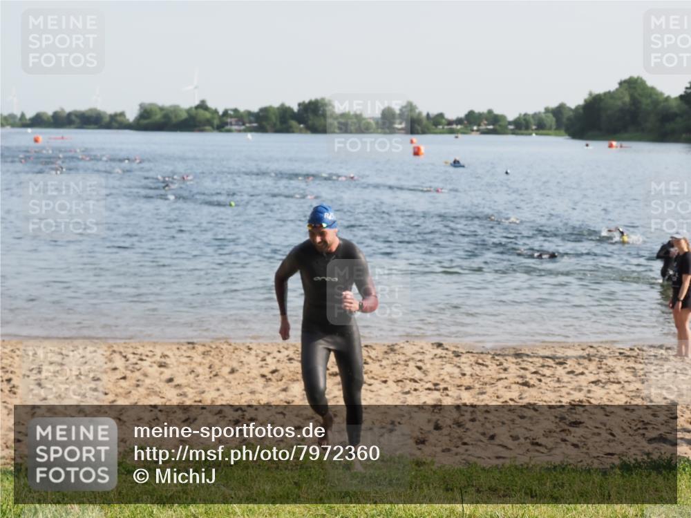 21.06.2025 - 27. Vierlanden-Triathlon MichiJ http://msf.ph/oto/7972360 15.06.2026 08:33:17 Schwimmen 61 meine-sportfotos.de