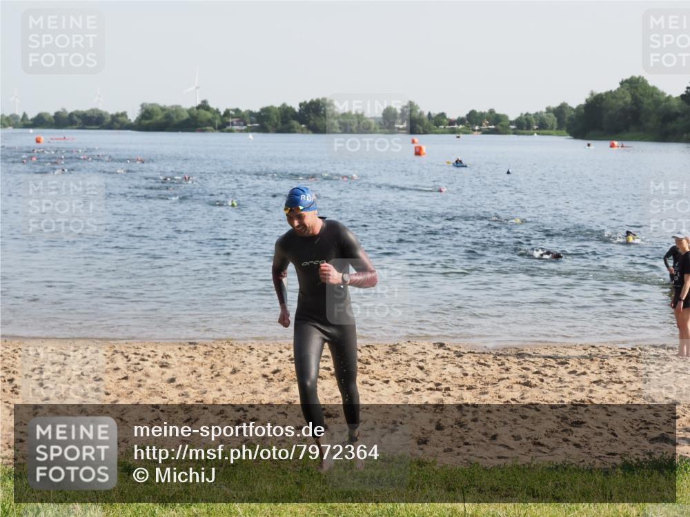 21.06.2025 - 27. Vierlanden-Triathlon MichiJ http://msf.ph/oto/7972364 15.06.2026 08:33:17 Schwimmen 61 meine-sportfotos.de
