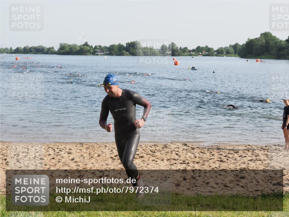 21.06.2025 - 27. Vierlanden-Triathlon MichiJ http://msf.ph/oto/7972374 15.06.2026 08:33:17 Schwimmen 61 meine-sportfotos.de
