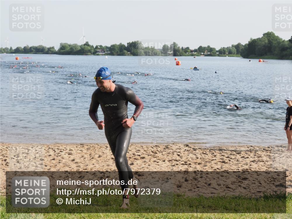 21.06.2025 - 27. Vierlanden-Triathlon MichiJ http://msf.ph/oto/7972379 15.06.2026 08:33:17 Schwimmen 61 meine-sportfotos.de