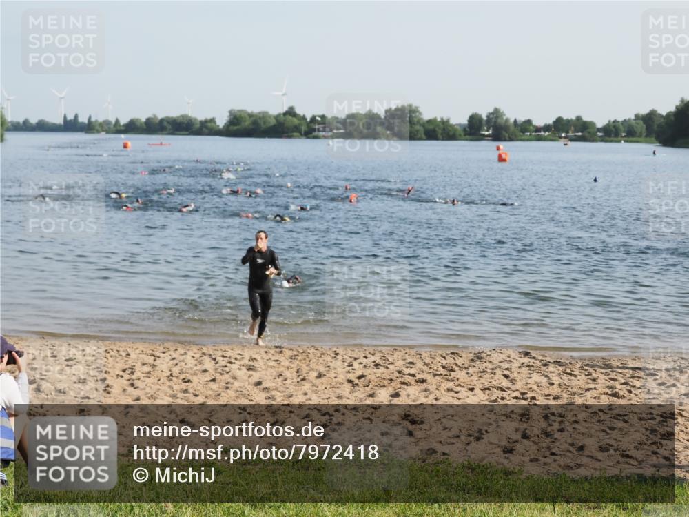 21.06.2025 - 27. Vierlanden-Triathlon MichiJ http://msf.ph/oto/7972418 15.06.2026 08:34:21 Schwimmen 20 meine-sportfotos.de
