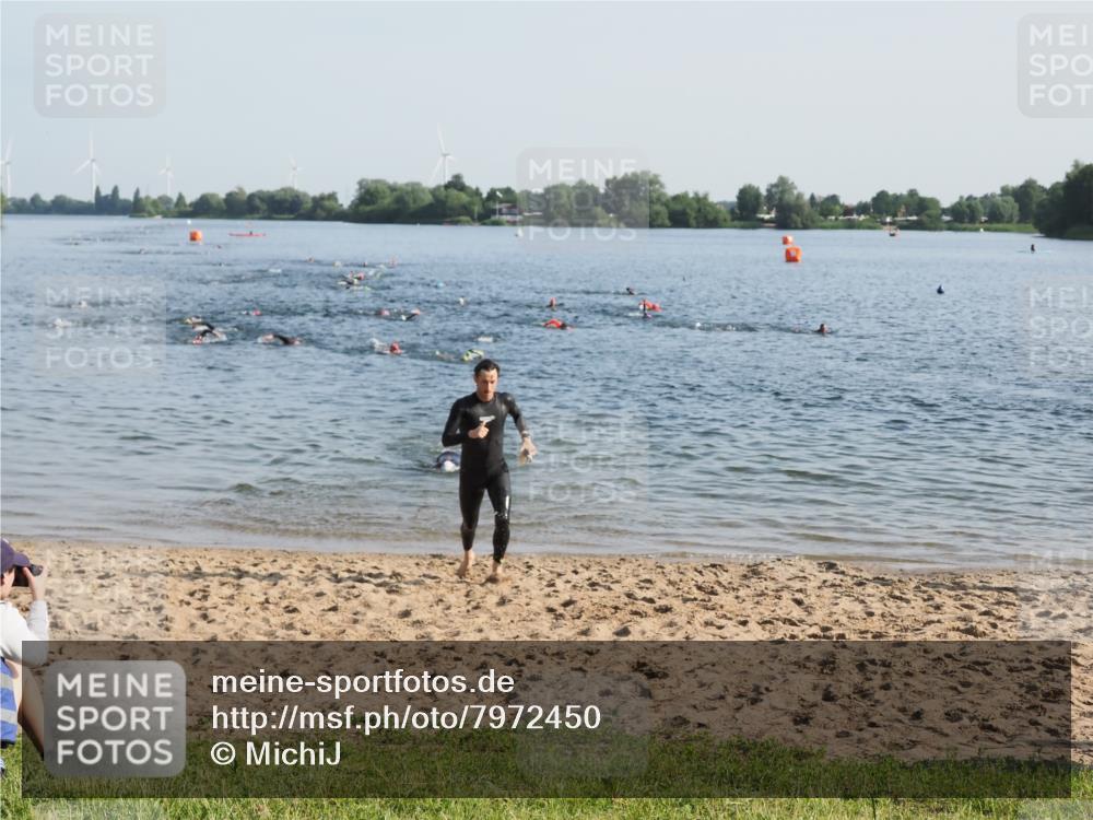 21.06.2025 - 27. Vierlanden-Triathlon MichiJ http://msf.ph/oto/7972450 15.06.2026 08:34:22 Schwimmen 20 meine-sportfotos.de