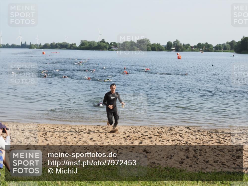 21.06.2025 - 27. Vierlanden-Triathlon MichiJ http://msf.ph/oto/7972453 15.06.2026 08:34:22 Schwimmen 20 meine-sportfotos.de