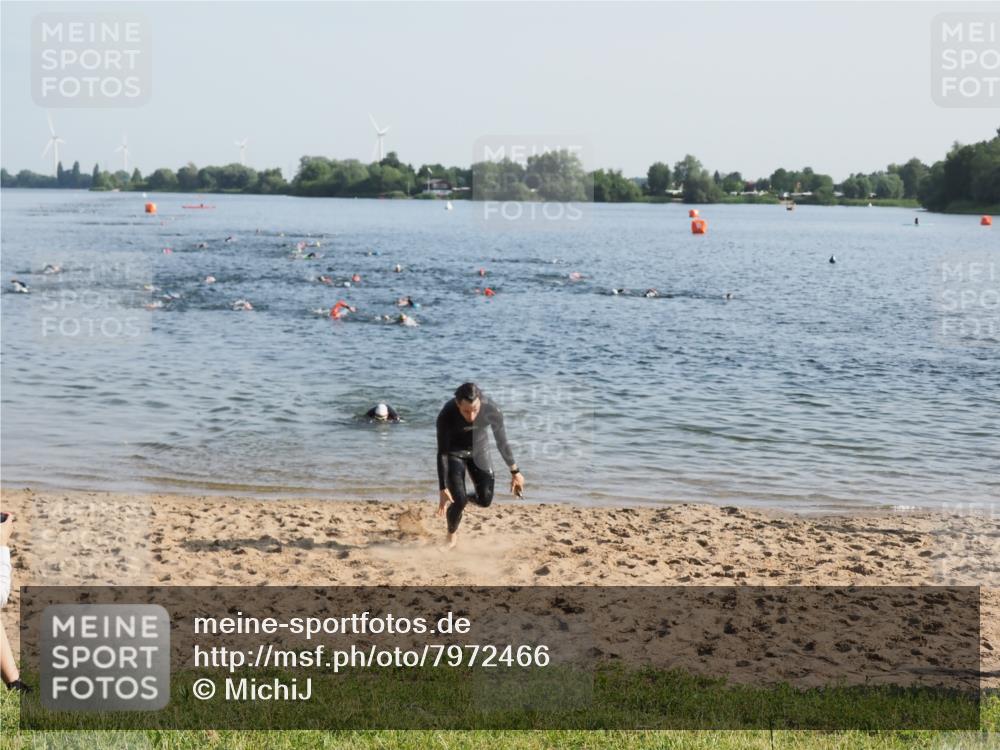 21.06.2025 - 27. Vierlanden-Triathlon MichiJ http://msf.ph/oto/7972466 15.06.2026 08:34:23 Schwimmen 20 meine-sportfotos.de