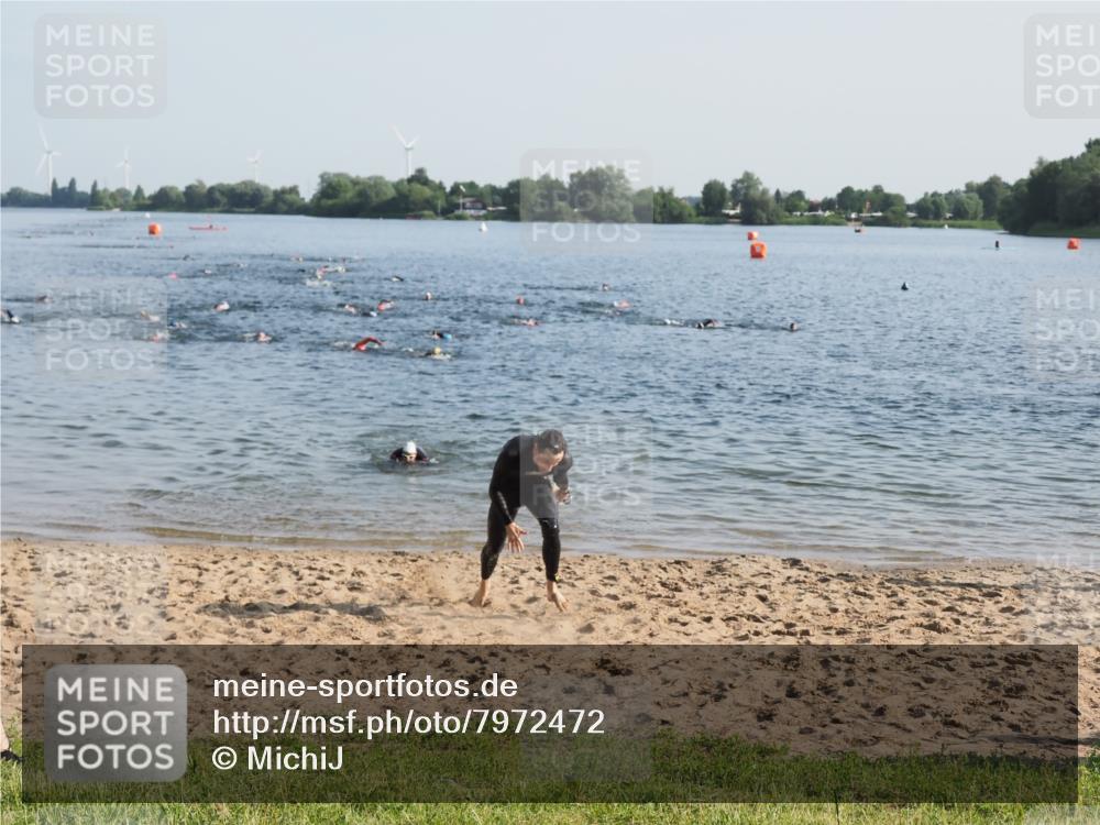 21.06.2025 - 27. Vierlanden-Triathlon MichiJ http://msf.ph/oto/7972472 15.06.2026 08:34:23 Schwimmen 20 meine-sportfotos.de