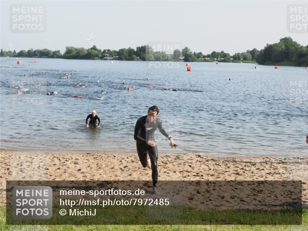 21.06.2025 - 27. Vierlanden-Triathlon MichiJ http://msf.ph/oto/7972485 15.06.2026 08:34:24 Schwimmen 20 meine-sportfotos.de