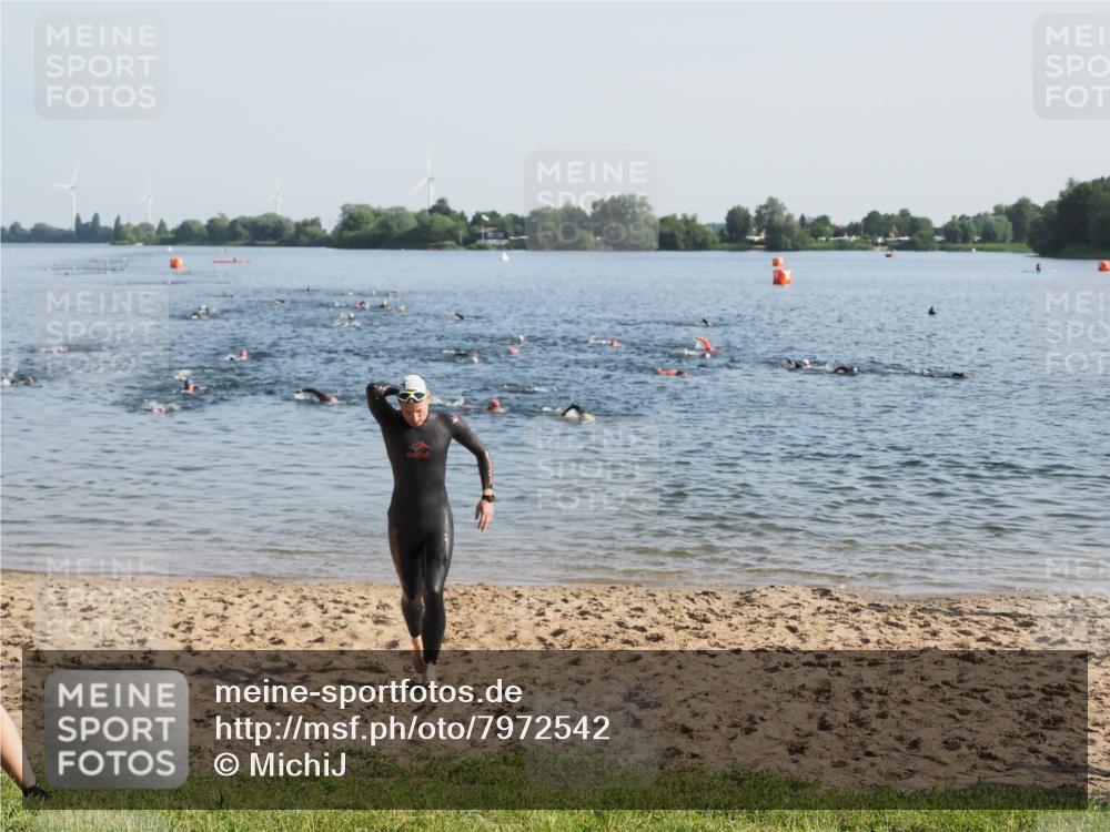 21.06.2025 - 27. Vierlanden-Triathlon MichiJ http://msf.ph/oto/7972542 15.06.2026 08:34:32 Schwimmen 20, 88 meine-sportfotos.de