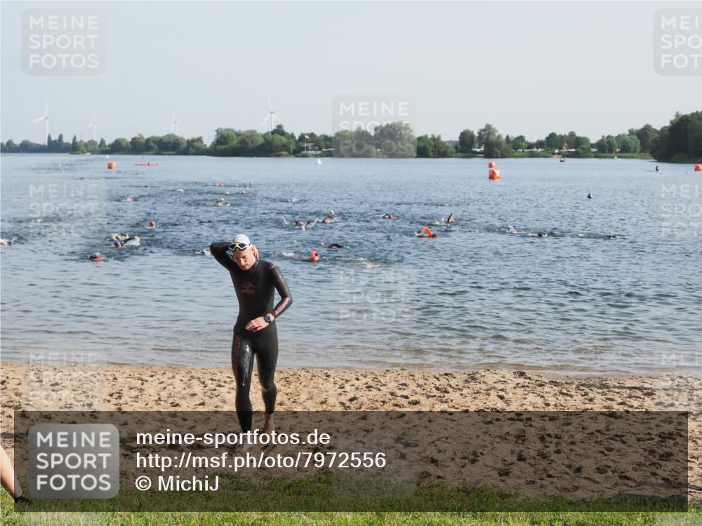 21.06.2025 - 27. Vierlanden-Triathlon MichiJ http://msf.ph/oto/7972556 15.06.2026 08:34:32 Schwimmen 20, 88 meine-sportfotos.de
