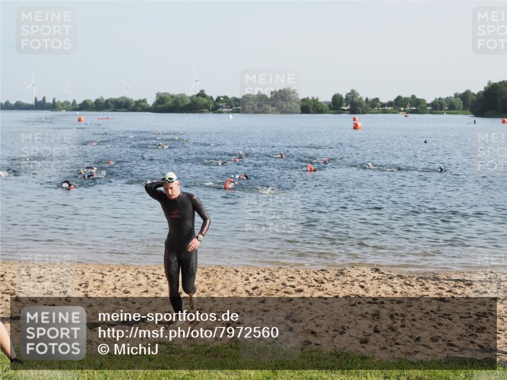21.06.2025 - 27. Vierlanden-Triathlon MichiJ http://msf.ph/oto/7972560 15.06.2026 08:34:32 Schwimmen 20, 88 meine-sportfotos.de