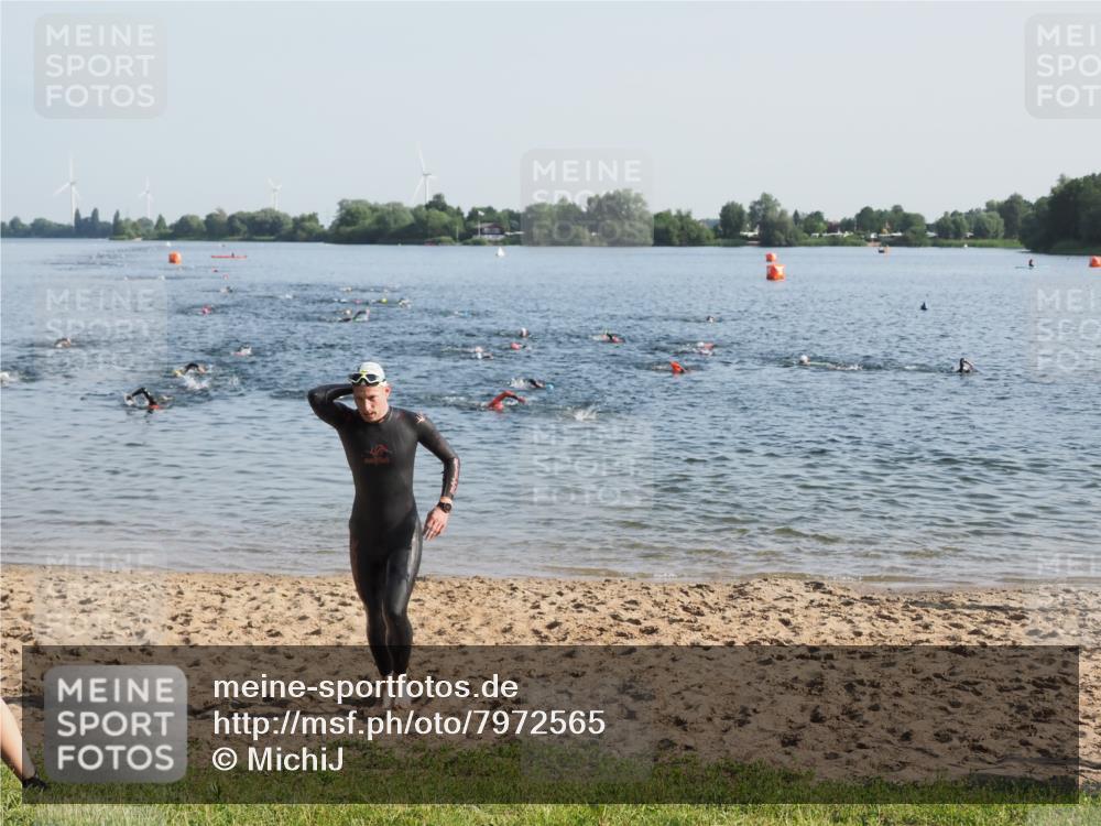 21.06.2025 - 27. Vierlanden-Triathlon MichiJ http://msf.ph/oto/7972565 15.06.2026 08:34:33 Schwimmen 88 meine-sportfotos.de