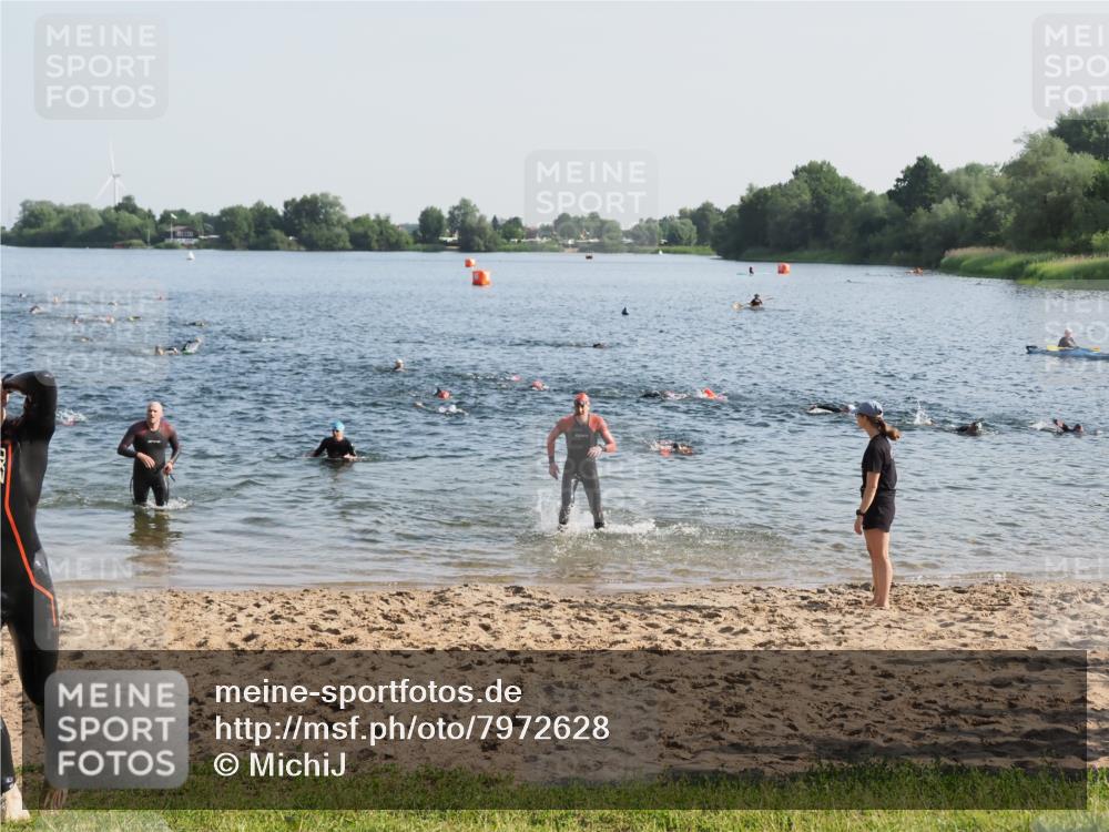 21.06.2025 - 27. Vierlanden-Triathlon MichiJ http://msf.ph/oto/7972628 15.06.2026 08:34:50 Schwimmen 46, 80, 124, 149, 186 meine-sportfotos.de