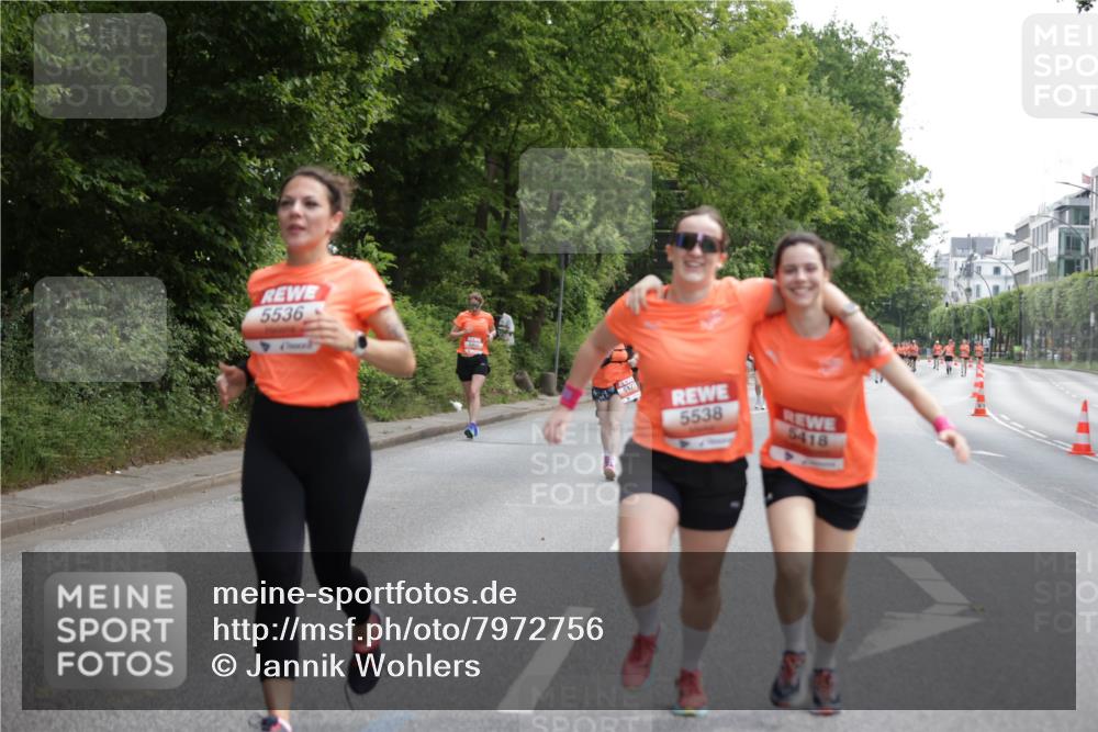 15.06.2025 - REWE Women's Run Jannik Wohlers http://msf.ph/oto/7972756 15.06.2025 10:07:27 Laufen 5536, 5538, 5418 meine-sportfotos.de