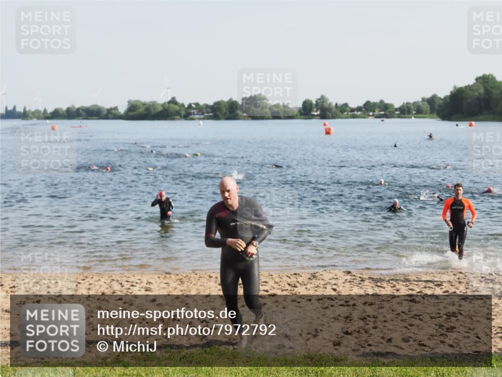 21.06.2025 - 27. Vierlanden-Triathlon MichiJ http://msf.ph/oto/7972792 15.06.2026 08:35:00 Schwimmen 12, 43, 80, 149, 159, 186 meine-sportfotos.de