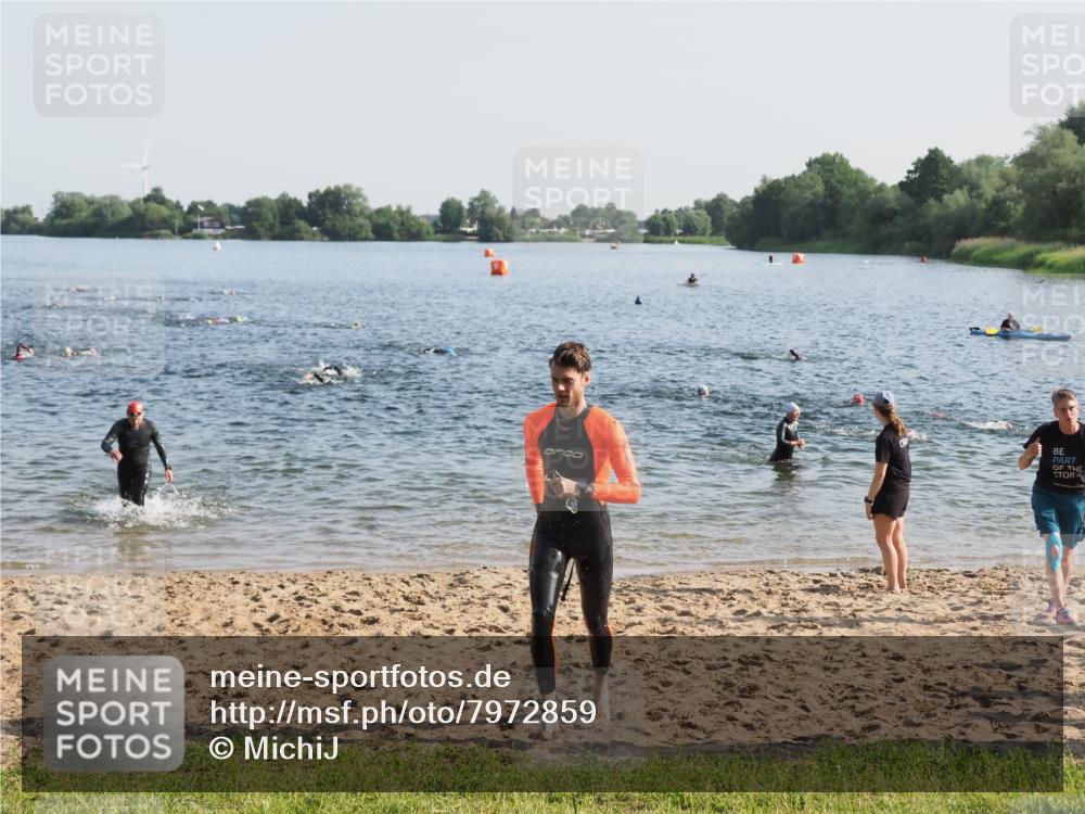 21.06.2025 - 27. Vierlanden-Triathlon MichiJ http://msf.ph/oto/7972859 15.06.2026 08:35:05 Schwimmen 12, 43, 54, 64, 80, 159, 186 meine-sportfotos.de
