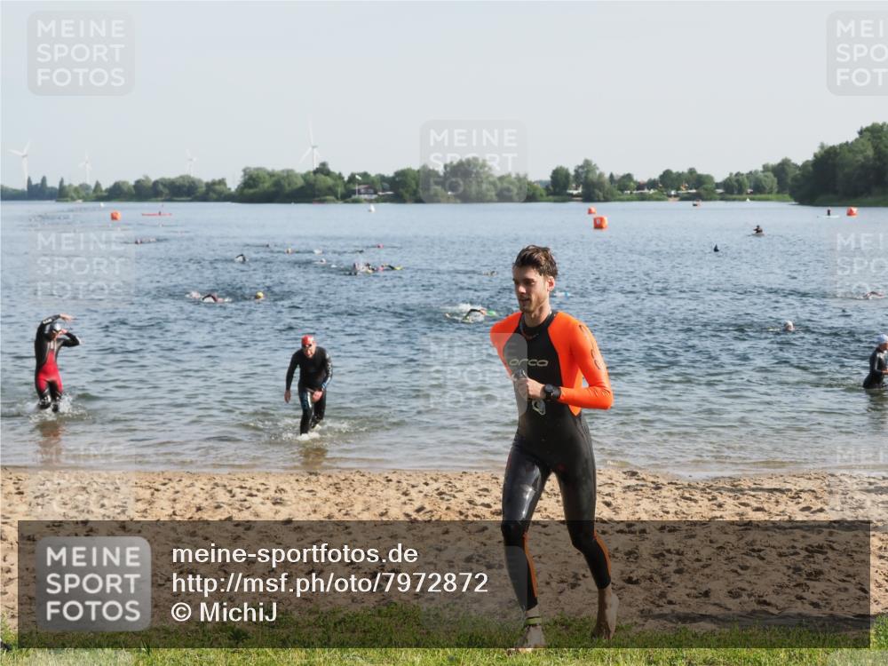 21.06.2025 - 27. Vierlanden-Triathlon MichiJ http://msf.ph/oto/7972872 15.06.2026 08:35:06 Schwimmen 12, 43, 54, 64, 80, 159 meine-sportfotos.de