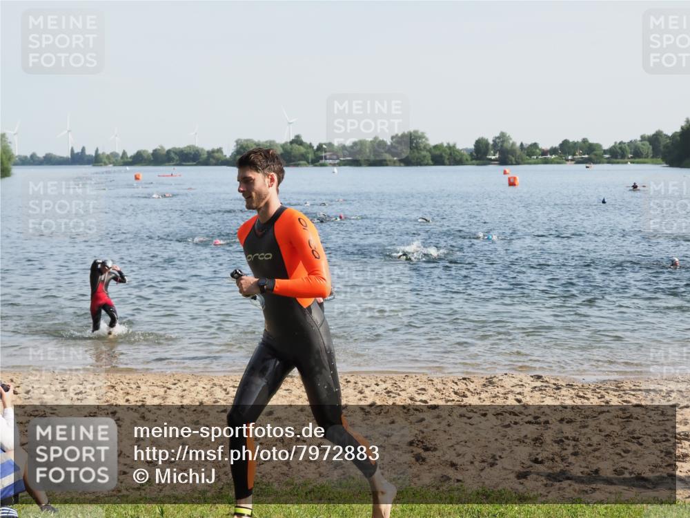 21.06.2025 - 27. Vierlanden-Triathlon MichiJ http://msf.ph/oto/7972883 15.06.2026 08:35:06 Schwimmen 12, 43, 54, 64, 80, 159 meine-sportfotos.de