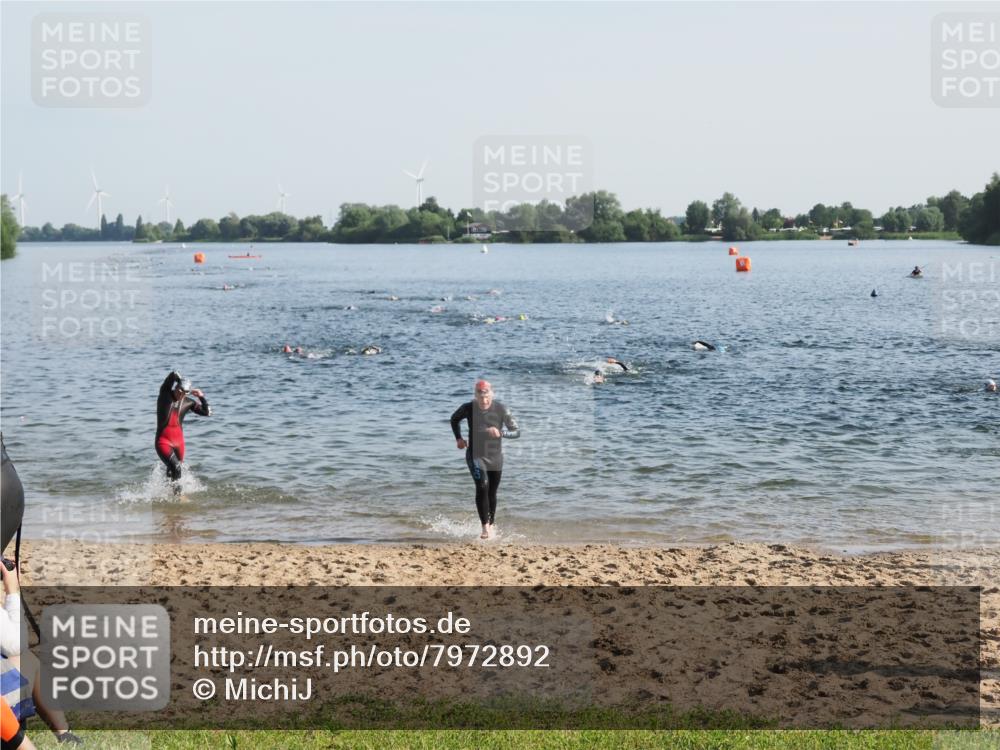21.06.2025 - 27. Vierlanden-Triathlon MichiJ http://msf.ph/oto/7972892 15.06.2026 08:35:07 Schwimmen 12, 43, 54, 64, 159 meine-sportfotos.de