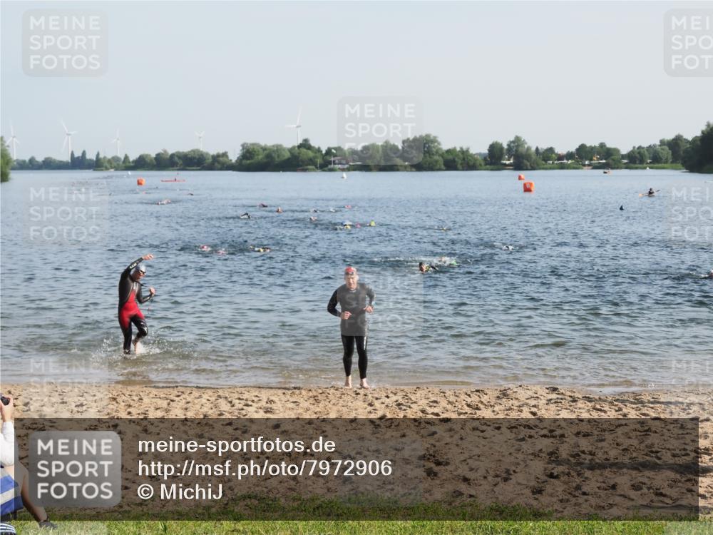 21.06.2025 - 27. Vierlanden-Triathlon MichiJ http://msf.ph/oto/7972906 15.06.2026 08:35:07 Schwimmen 12, 43, 54, 64, 159 meine-sportfotos.de
