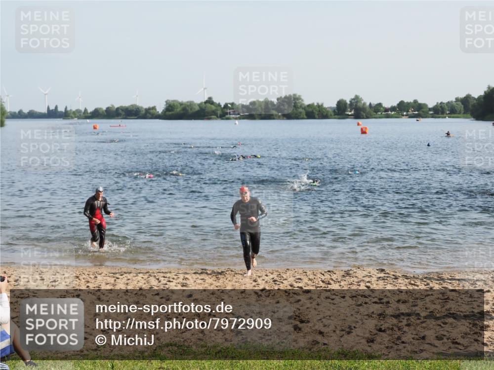 21.06.2025 - 27. Vierlanden-Triathlon MichiJ http://msf.ph/oto/7972909 15.06.2026 08:35:08 Schwimmen 12, 43, 54, 64 meine-sportfotos.de