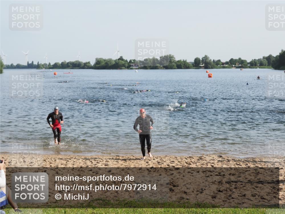 21.06.2025 - 27. Vierlanden-Triathlon MichiJ http://msf.ph/oto/7972914 15.06.2026 08:35:08 Schwimmen 12, 43, 54, 64 meine-sportfotos.de